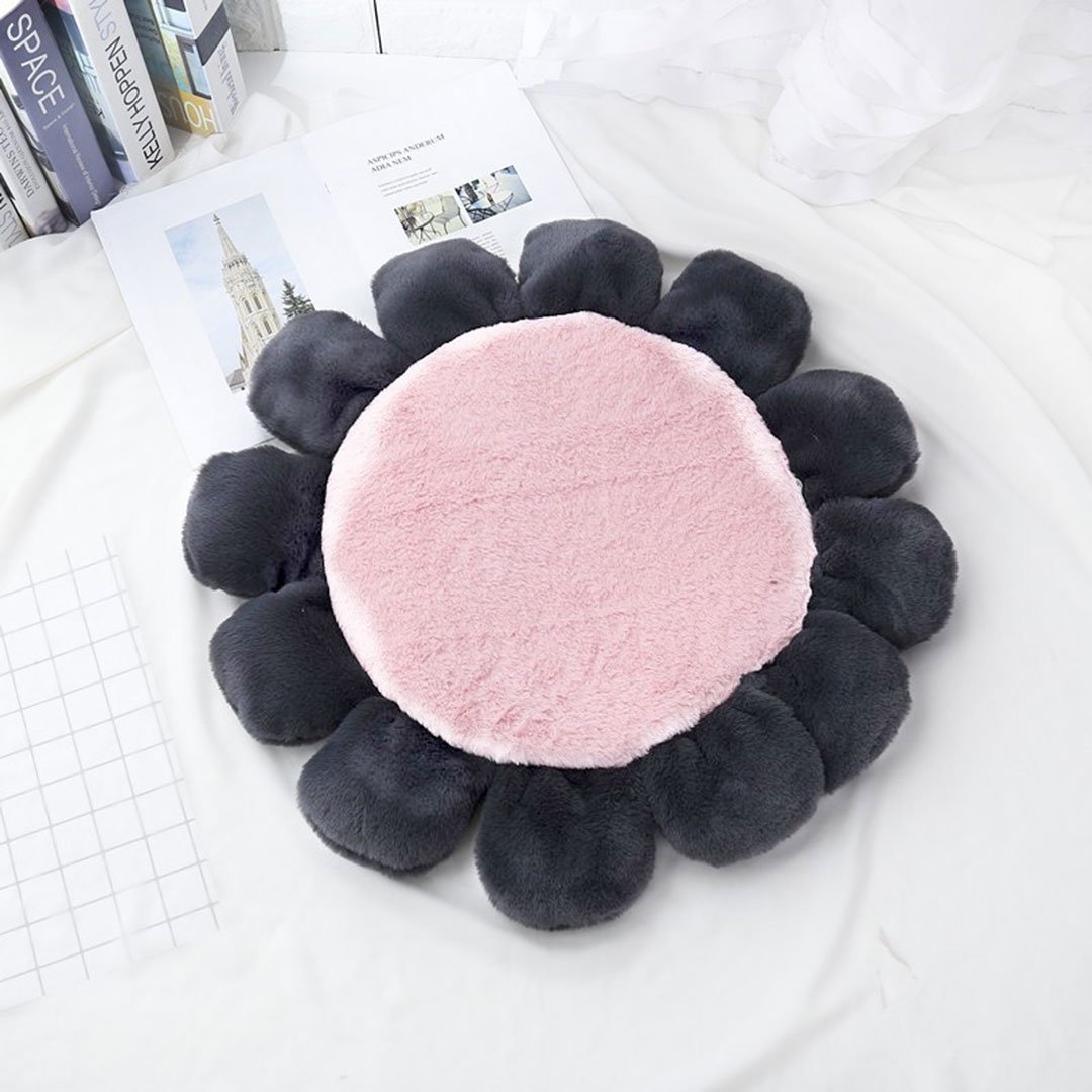blossom-plush-pet-mat-dark-grey-pink-55cm.jpg Blossom Plush Mat – Λούτρινο Μαξιλάρι/Στρωματάκι Λουλούδι (Dark Grey & Pink) - Image 1