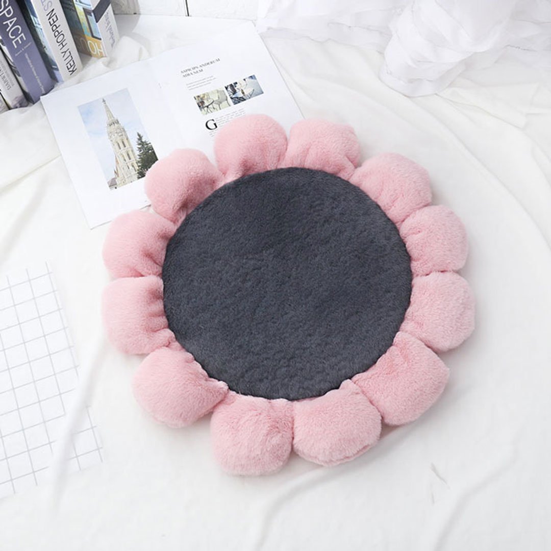 blossom-plush-pet-mat-pink-grey-55cm.jpg (2) Blossom Plush Mat – Λούτρινο Μαξιλάρι/Στρωματάκι Λουλούδι (Pink & Dark Grey) - Image 1