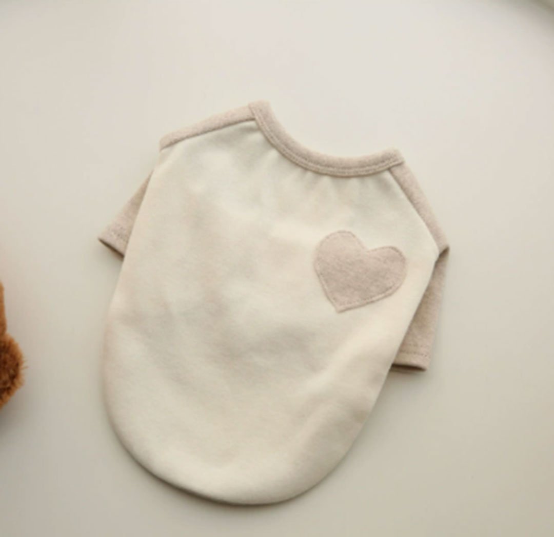 cozy-heart-velvet-apalo-mplouzaki-beige-and-cream (2) Cozy Heart Velvet – Απαλό Μπλουζάκι (Beige & Cream) - Image 1