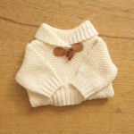 Cream Knitted Duffle Dog Pullover – Εκρού Πλεκτό Πουλόβερ Σκύλου με Κουμπιά Duffle - Image 2