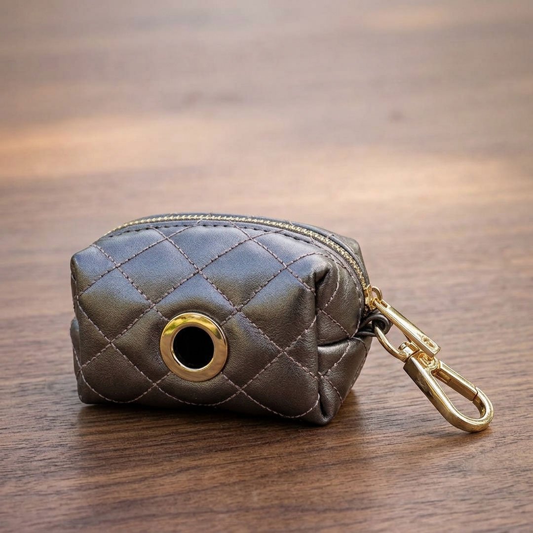 gkri-thiki-sakoules-perittomaton-kapitone (3) Grey Quilted Poop Bag Holder – Γκρι Θήκη για Σακούλες Περιττωμάτων με Καπιτονέ Σχεδιασμό & Χρυσό Γάντζο - Image 1