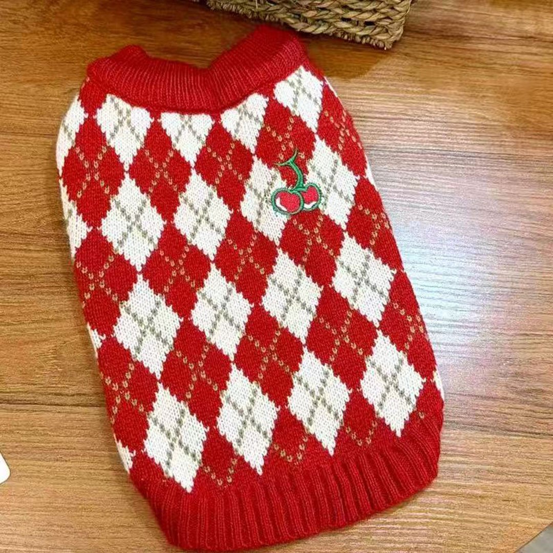 kokkino-plekto-poulover-skylou-romvous-kerasi Red Argyle Cherry Knitted Dog Pullover – Κόκκινο Πλεκτό Πουλόβερ Σκύλου με Ρόμβους & Κερασάκι - Image 1