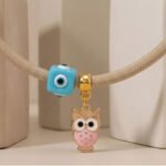 Χειροποίητο Beige Κολιέ με Χρυσές Λεπτομέρειες & Charms (Κουκουβάγια & Μάτι) - Image 2