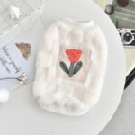 Rose Velvet Plush Dog Sweater – Λευκό Χνουδωτό Πουλόβερ Σκύλου με Ανάγλυφο Λουλούδι