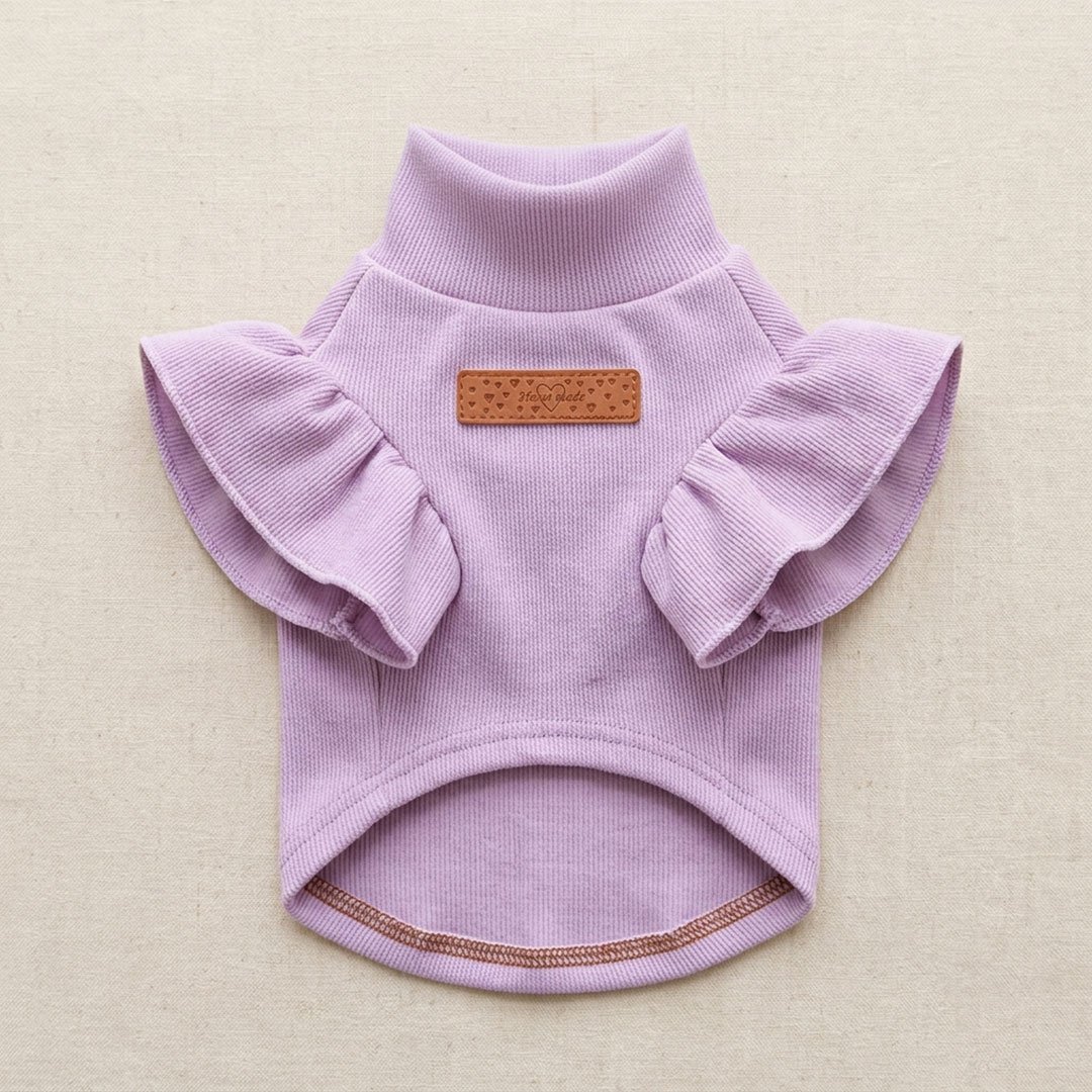 lilac-ruffle-ribbed-dog-top.jpg Lilac Ruffle Ribbed Top – Λιλά Πλεκτό Μπλουζάκι Σκύλου με Βολάν & Δερμάτινη Ετικέτα - Image 1