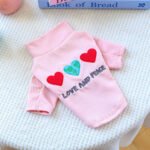 Love & Peace Ribbed Knit – Πλεκτό Μπλουζάκι Σκύλου με Κεντημένες Καρδιές (Pink)