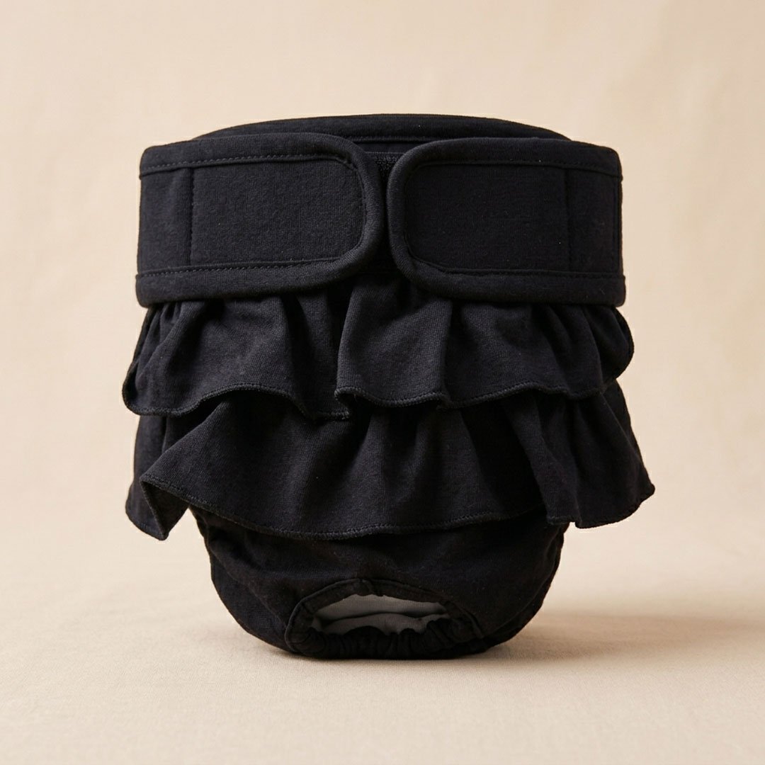 mavro-vrakaki-pana-skylou-volan.jpg Black Ruffle Dog Diaper Pants – Μαύρη Επαναχρησιμοποιούμενη Πάνα-Βρακάκι με Βολάν - Image 1