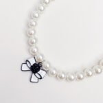 Pearl & Bow Dog Necklace – Περλέ Περιδέραιο Σκύλου με Ασπρόμαυρο Φιόγκο - Image 2