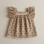 Vintage Mocha Floral – Ρομαντικό Μπλουζάκι με Βολάν (Mocha Brown)