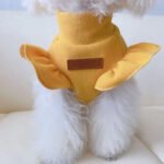 Yellow Ruffle Ribbed Top – Κίτρινο Πλεκτό Μπλουζάκι Σκύλου με Βολάν & Δερμάτινη Ετικέτα - Image 3
