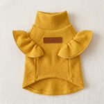 Yellow Ruffle Ribbed Top – Κίτρινο Πλεκτό Μπλουζάκι Σκύλου με Βολάν & Δερμάτινη Ετικέτα